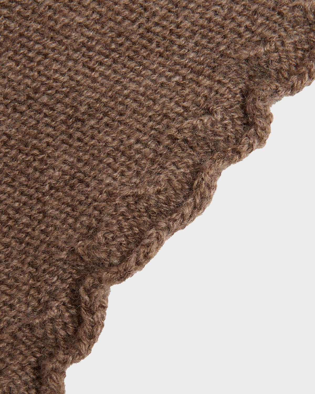 Foulard ELYSSA taupe, détail du bord festonné, CHEZ NOUS