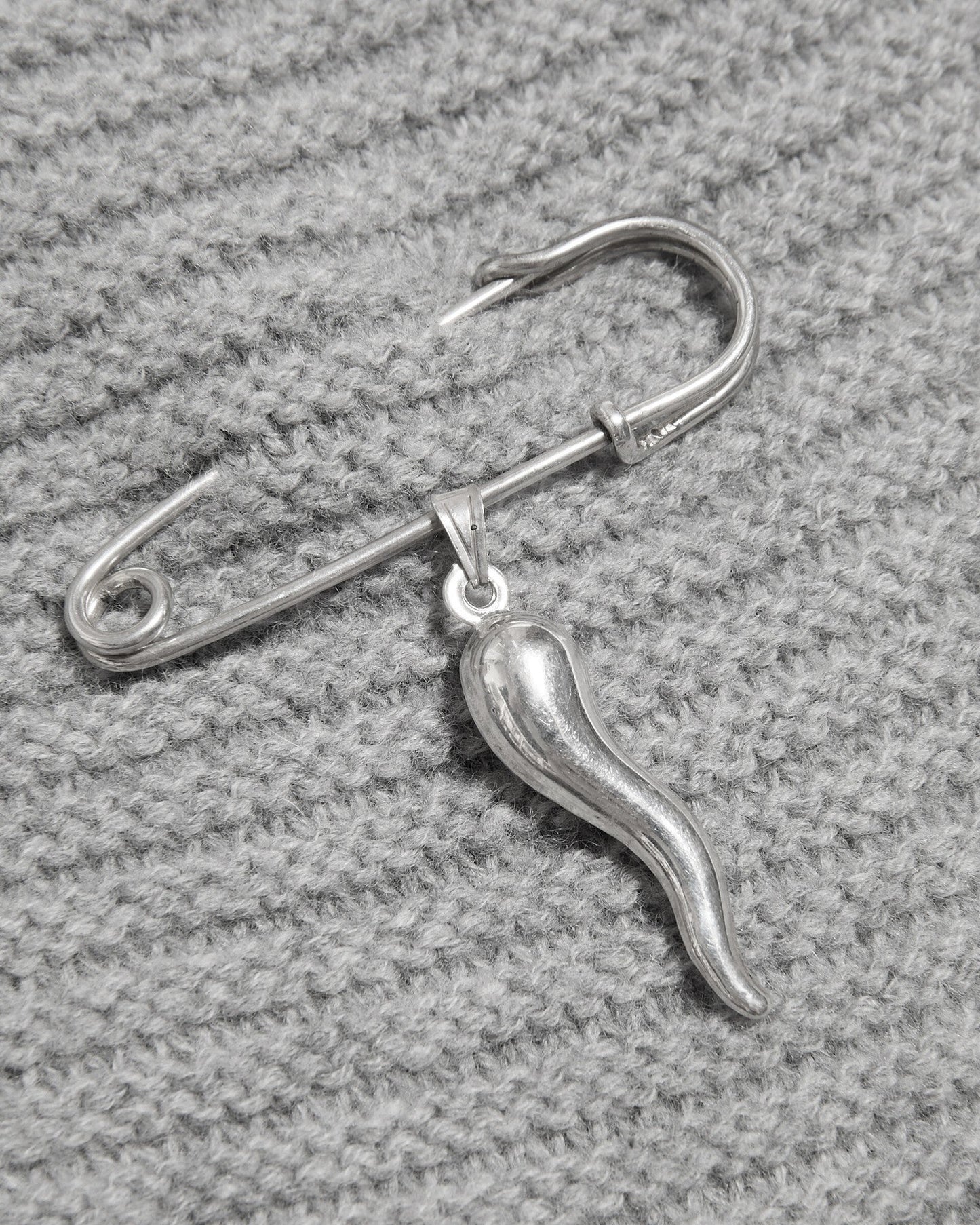 Broche FELFEL en argent massif 925, portée sur une maille, CHEZ NOUS