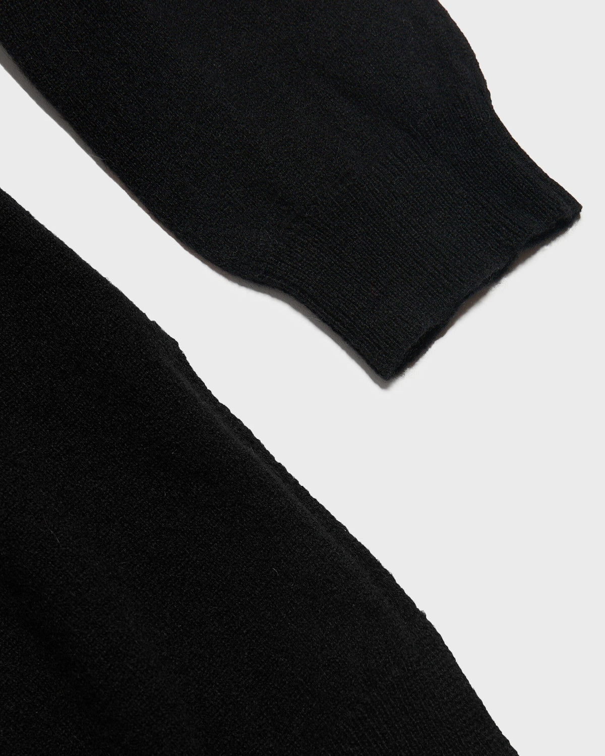 Pull col V SALAMBO noir, détail du poignet côtelé et de la maille, CHEZ NOUS