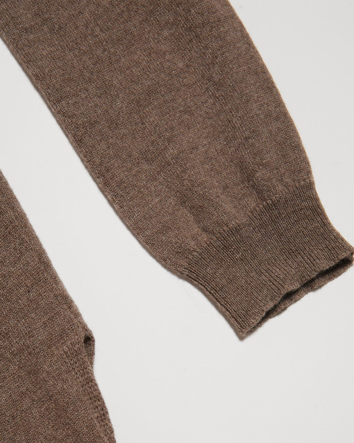 Pull col V SALAMBO taupe, détail du poignet côtelé et de la maille, CHEZ NOUS