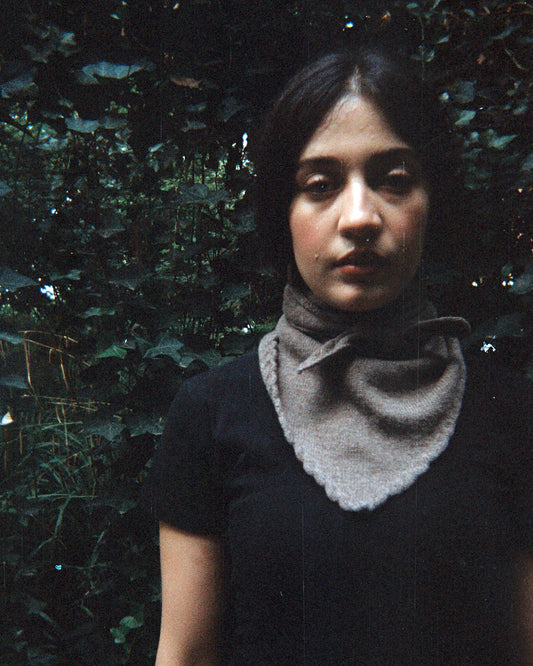 Foulard ELYSSA en maille fine gris clair, tricoté en France — CHEZ NOUS