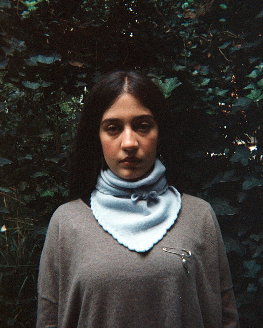 Foulard ELYSSA en maille fine ciel, tricoté en France — CHEZ NOUS