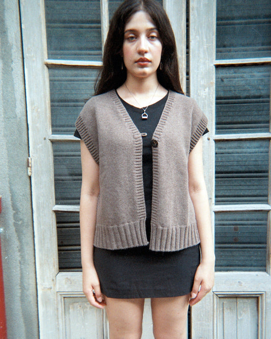 Gilet sans manches UTICA taupe en maille mérinos et baby suri alpaga, porté de face — CHEZ NOUS