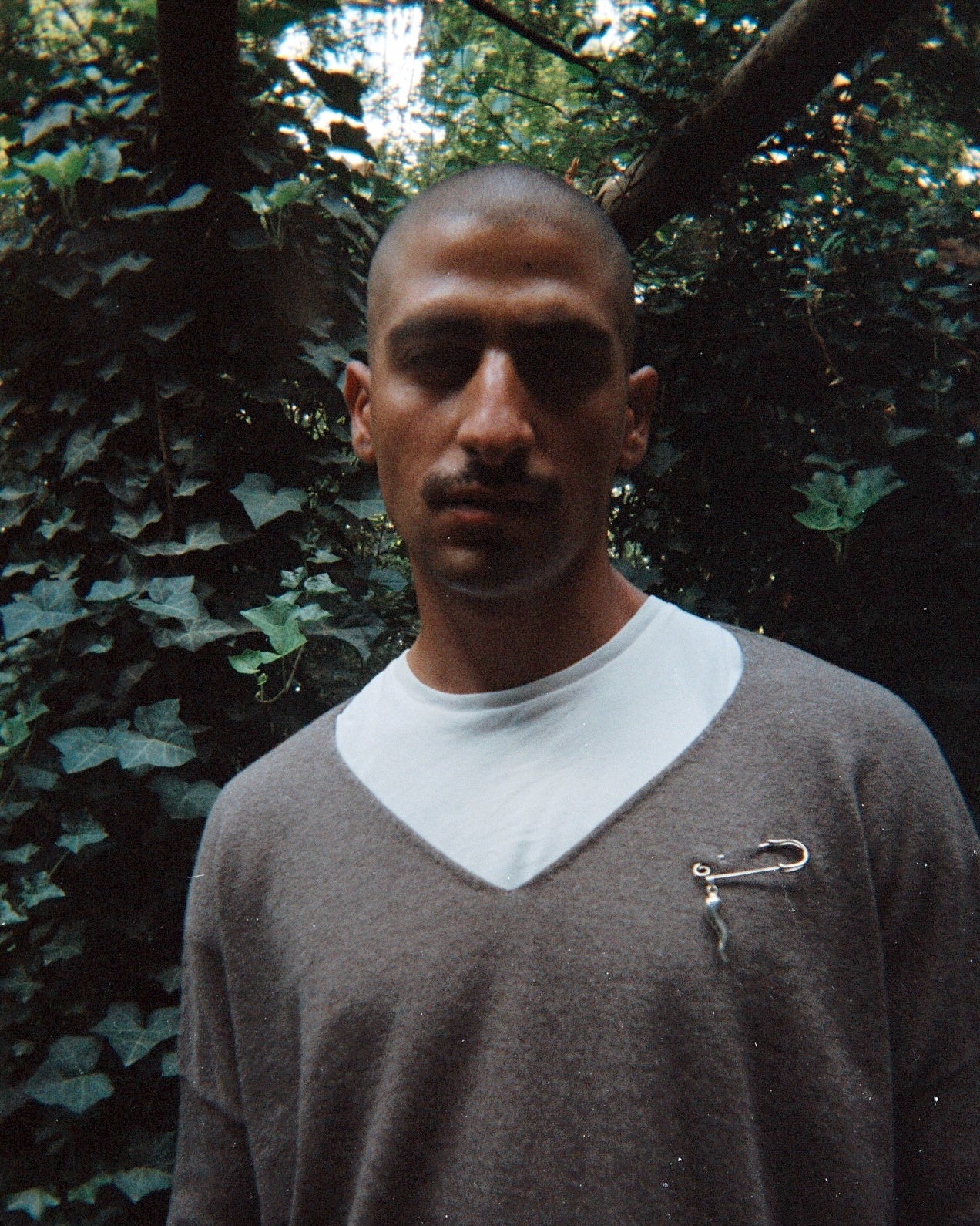 Pull col V SALAMBO taupe en laine et cachemire, tricoté en France — CHEZ NOUS