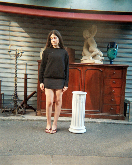 Pull col V SALAMBO noir porté, maille fine de laine et cachemire — CHEZ NOUS