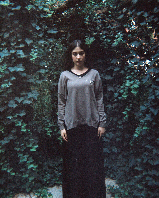 Pull col V SALAMBO taupe porté, maille fine de laine et cachemire — CHEZ NOUS