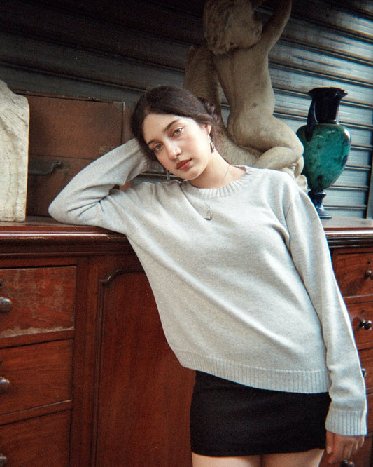 Pull col montant BARDO gris clair, détail de la maille laine et cachemire — CHEZ NOUS