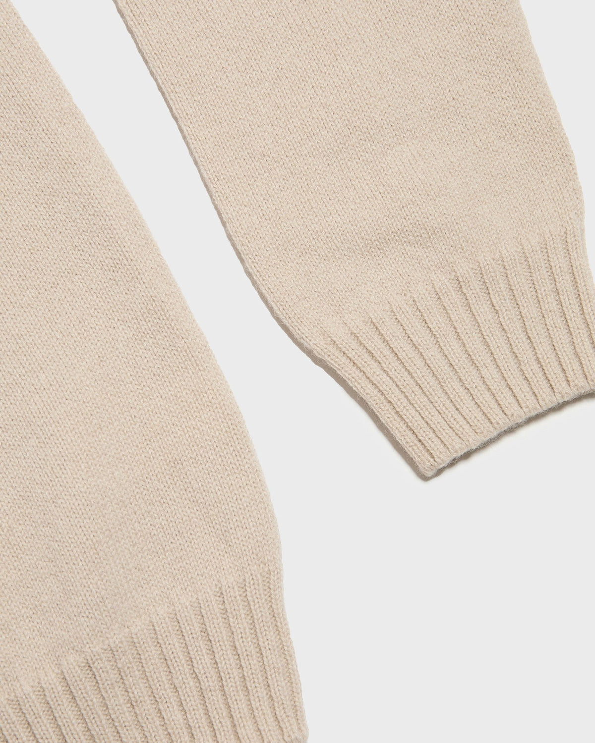 Pull col montant BARDO beige, détail du poignet côtelé et de la maille, CHEZ NOUS