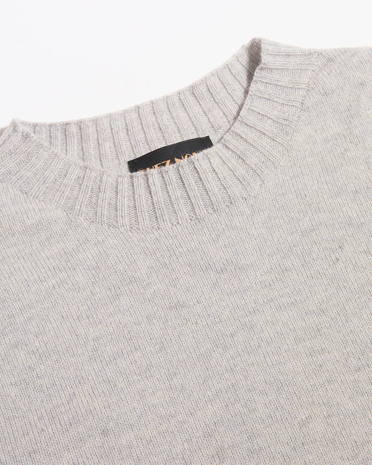 Pull col montant BARDO gris clair, détail du col montant côtelé, CHEZ NOUS