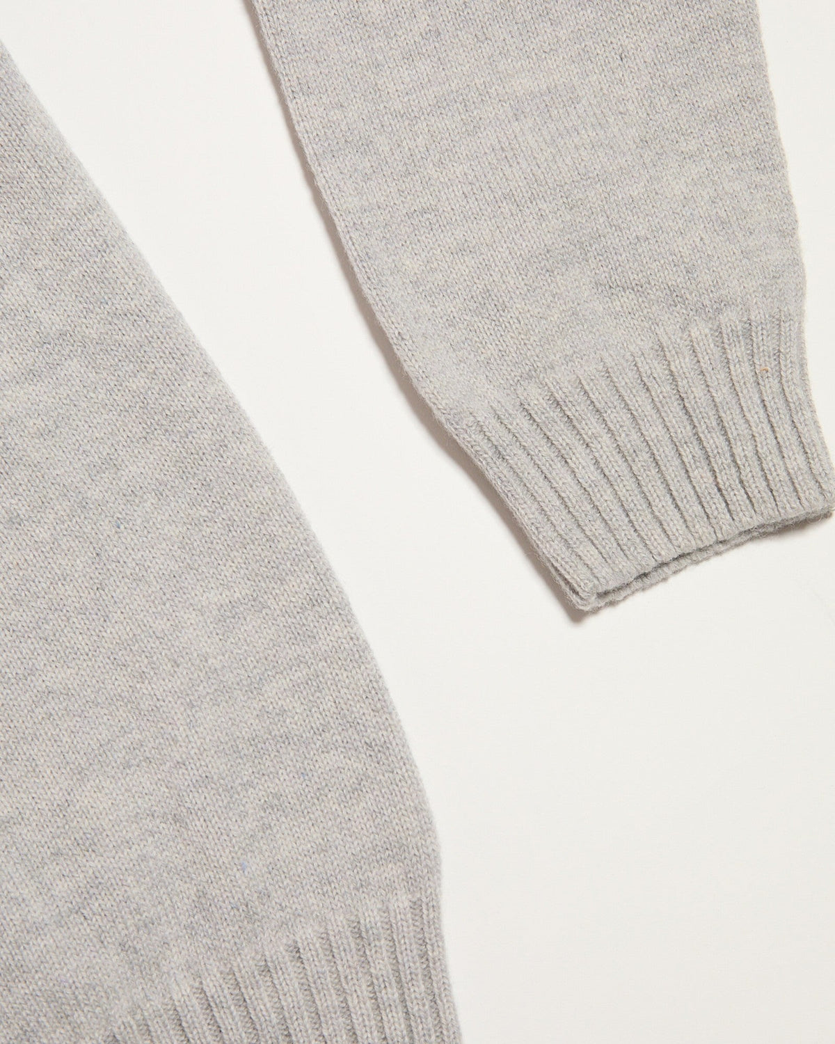 Pull col montant BARDO gris clair, détail du poignet côtelé et de la maille, CHEZ NOUS