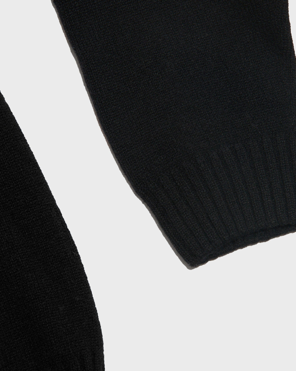 Pull col montant BARDO noir, détail du poignet côtelé et de la maille, CHEZ NOUS