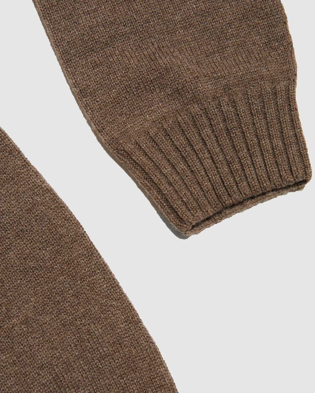 Pull col montant BARDO taupe, détail du poignet côtelé et de la maille, CHEZ NOUS