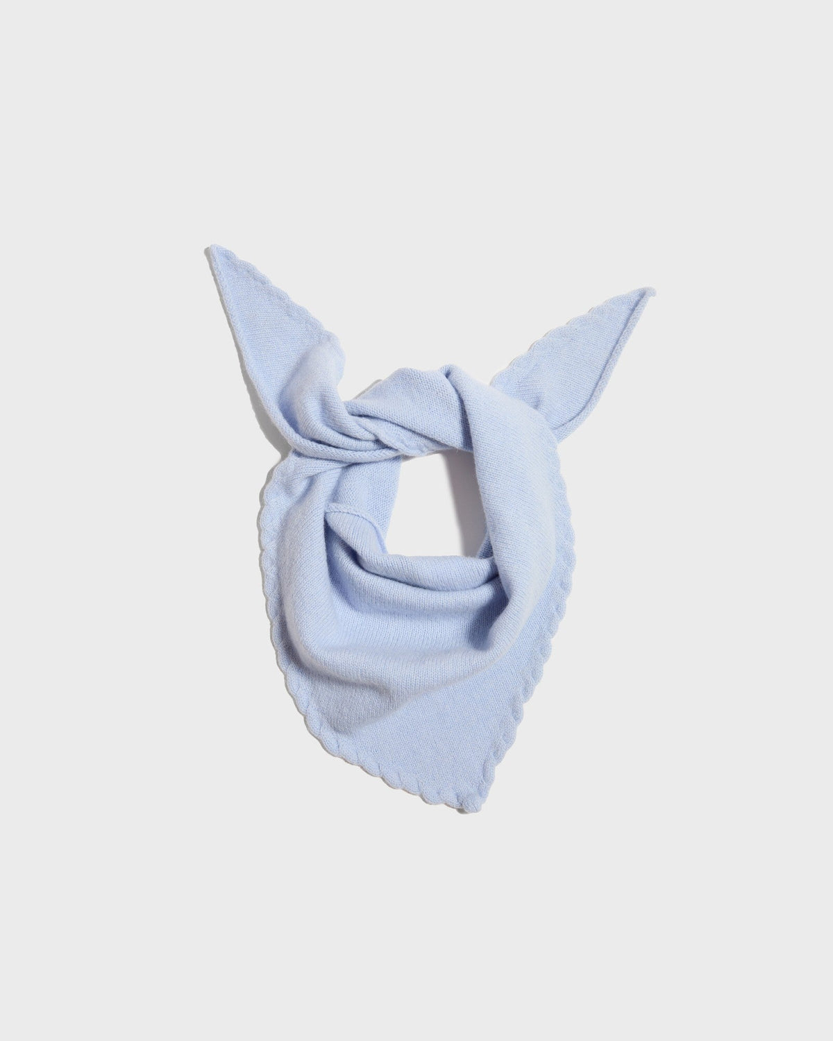 Foulard ELYSSA bleu ciel en laine et cachemire, noué autour du cou, CHEZ NOUS