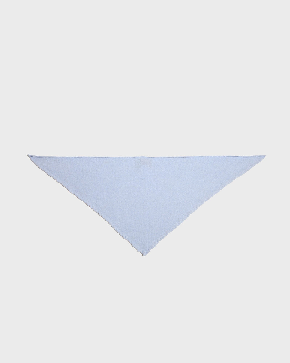 Foulard ELYSSA bleu ciel en laine et cachemire, présenté à plat en triangle, CHEZ NOUS