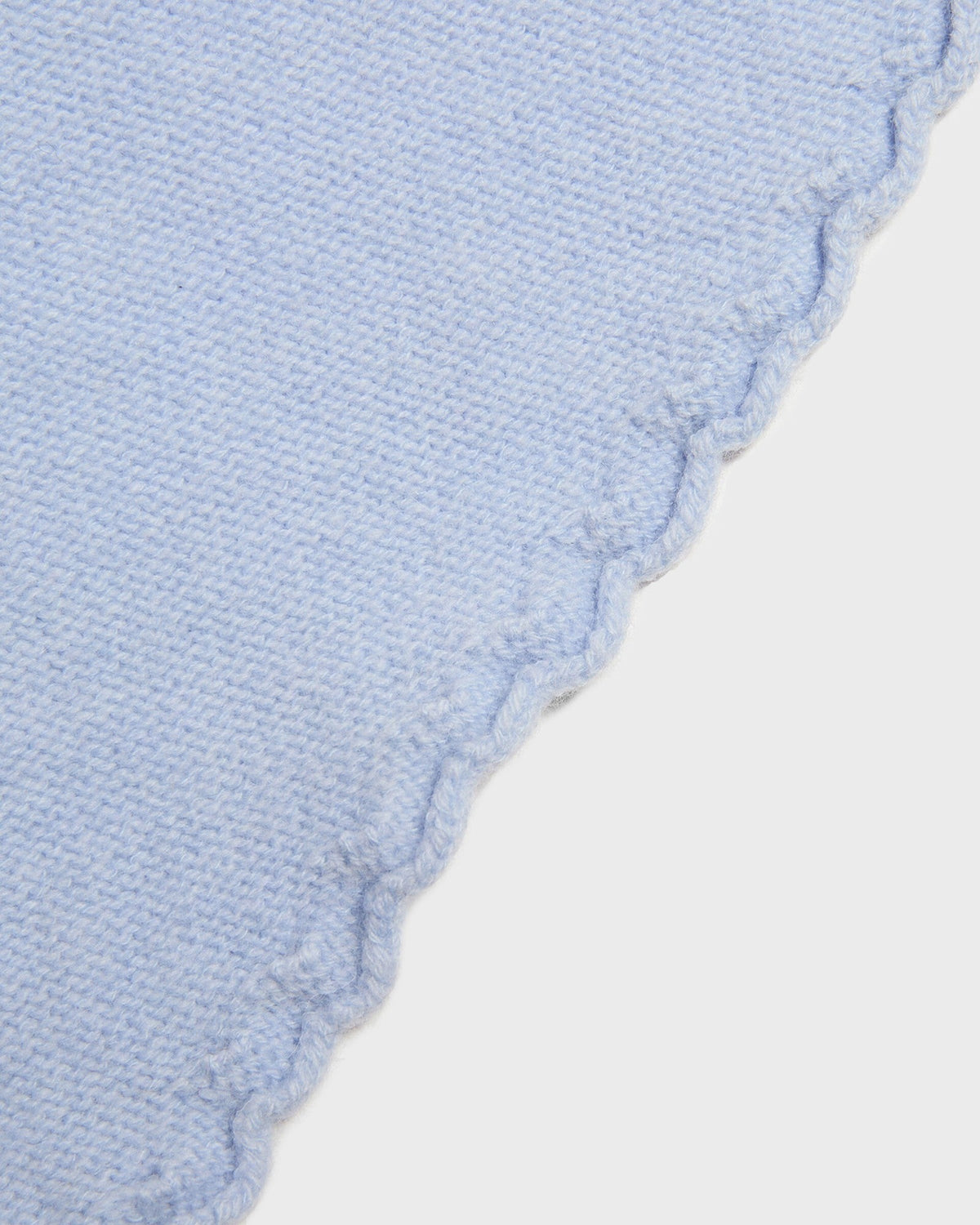 Foulard ELYSSA bleu ciel, détail du bord festonné, CHEZ NOUS