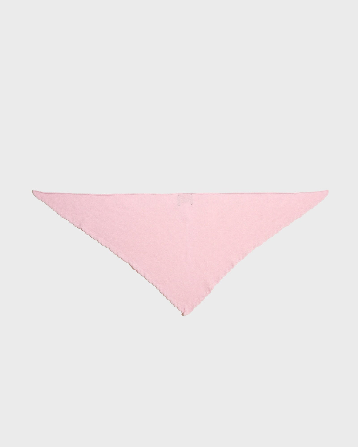 Foulard ELYSSA rose pâle en laine et cachemire, présenté à plat en triangle, CHEZ NOUS