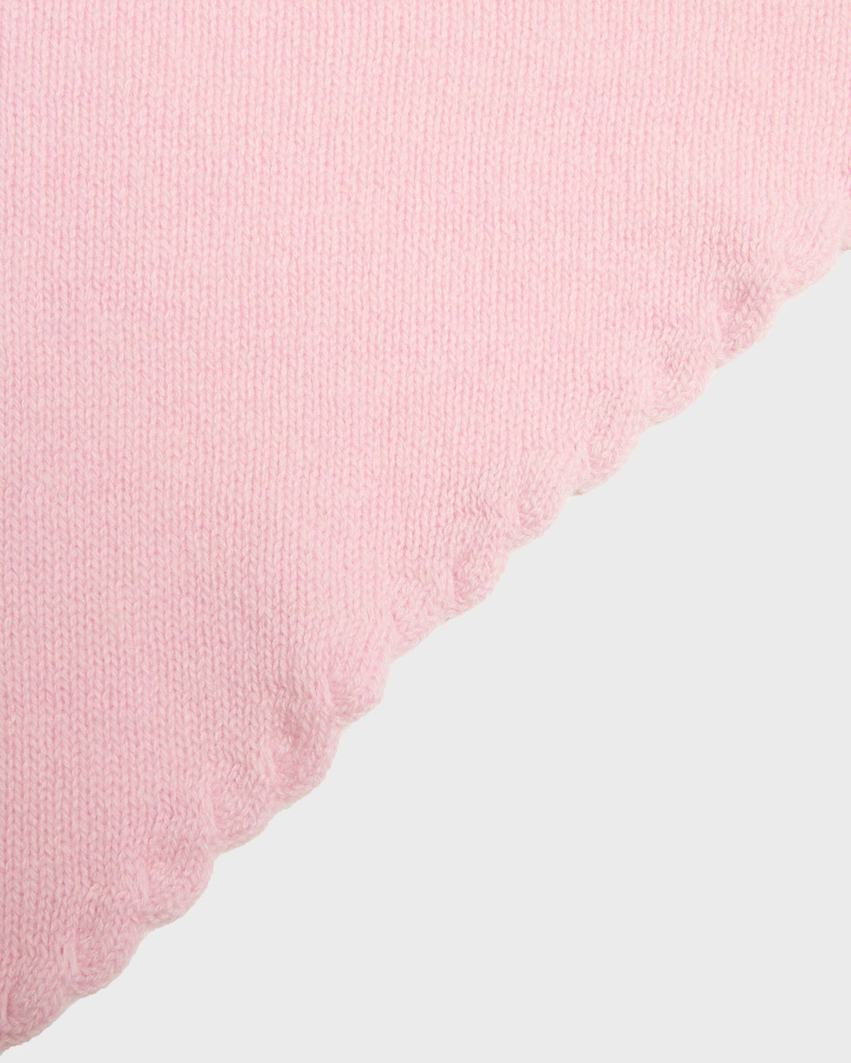 Foulard ELYSSA rose pâle, détail du bord festonné, CHEZ NOUS