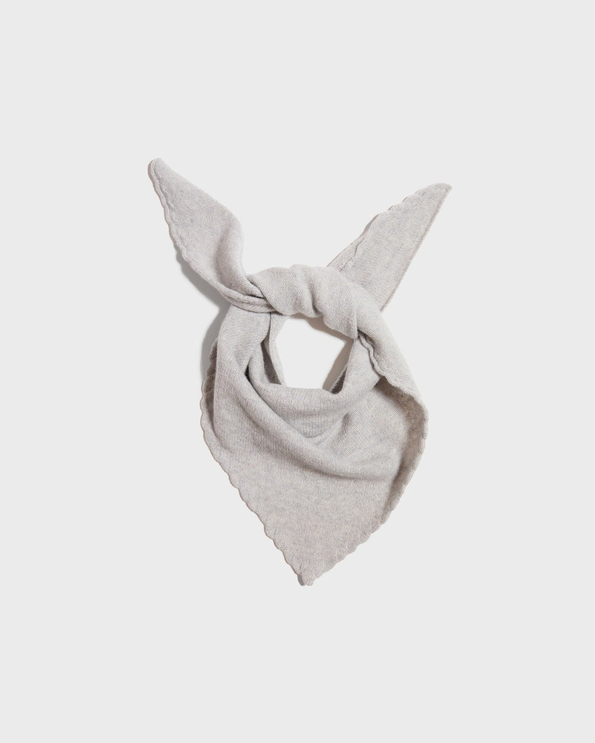 Foulard ELYSSA gris clair en laine et cachemire, noué autour du cou, CHEZ NOUS