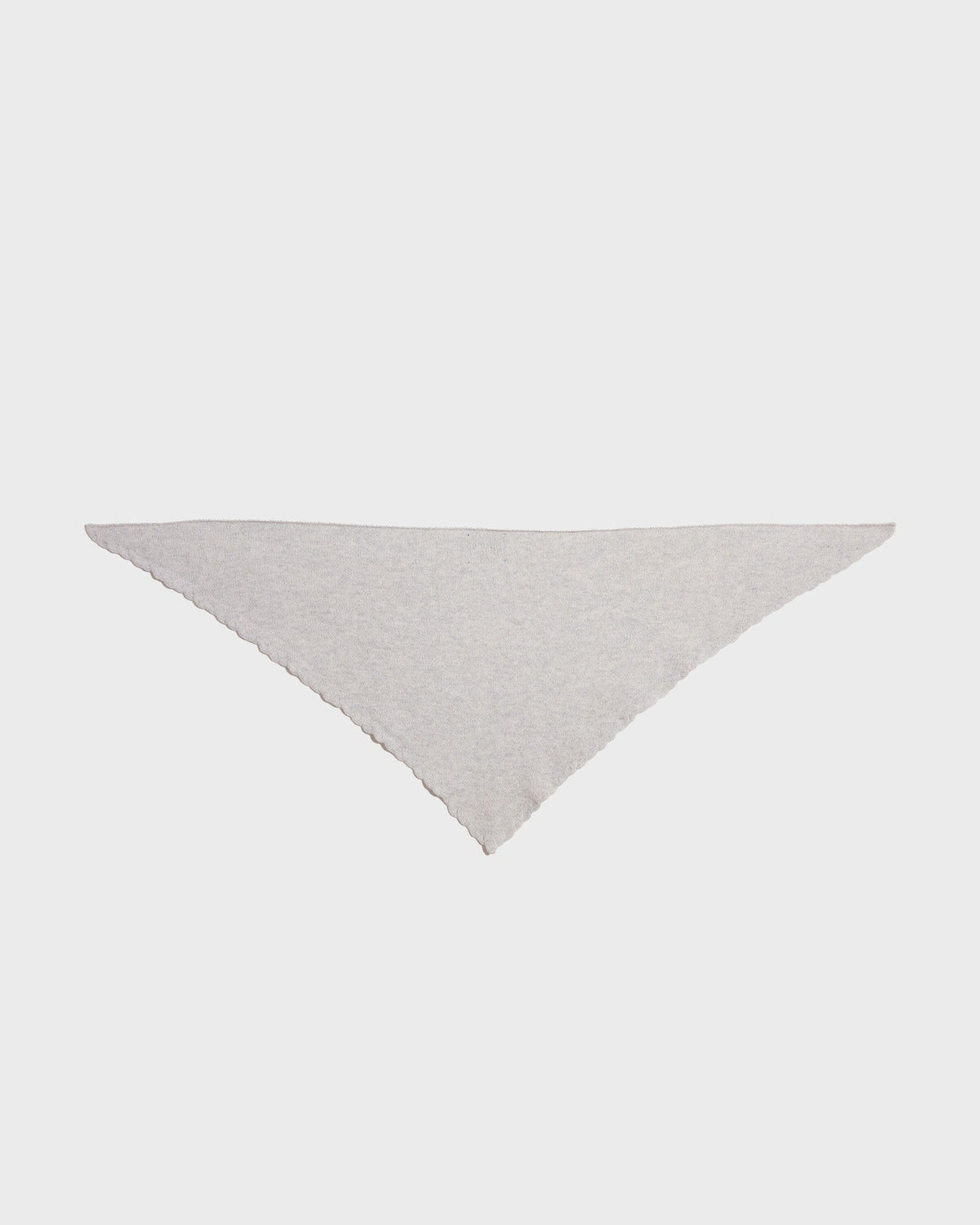 Foulard ELYSSA gris clair en laine et cachemire, présenté à plat en triangle, CHEZ NOUS