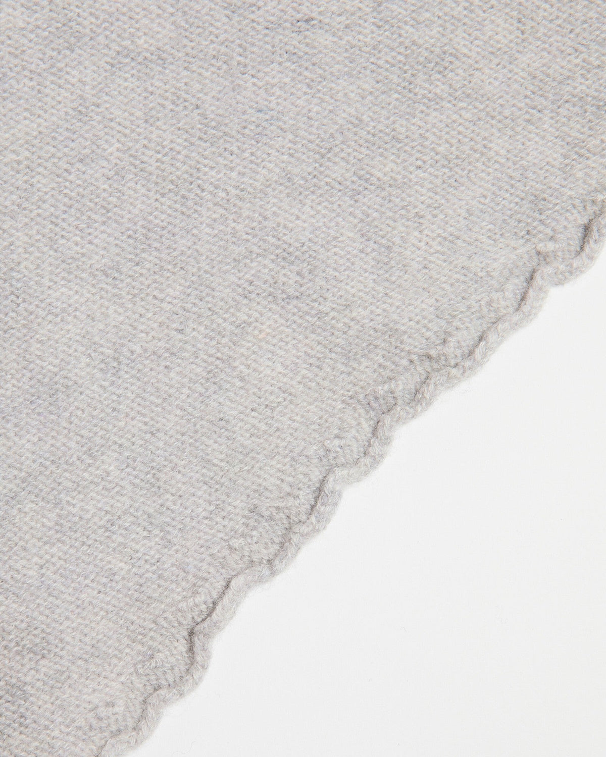 Foulard ELYSSA gris clair, détail du bord festonné, CHEZ NOUS
