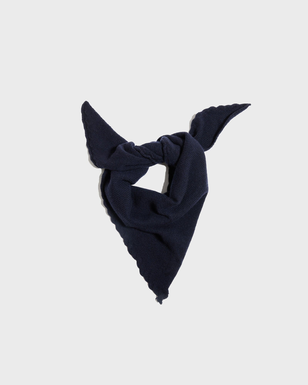 Foulard ELYSSA marine en laine et cachemire, noué autour du cou, CHEZ NOUS