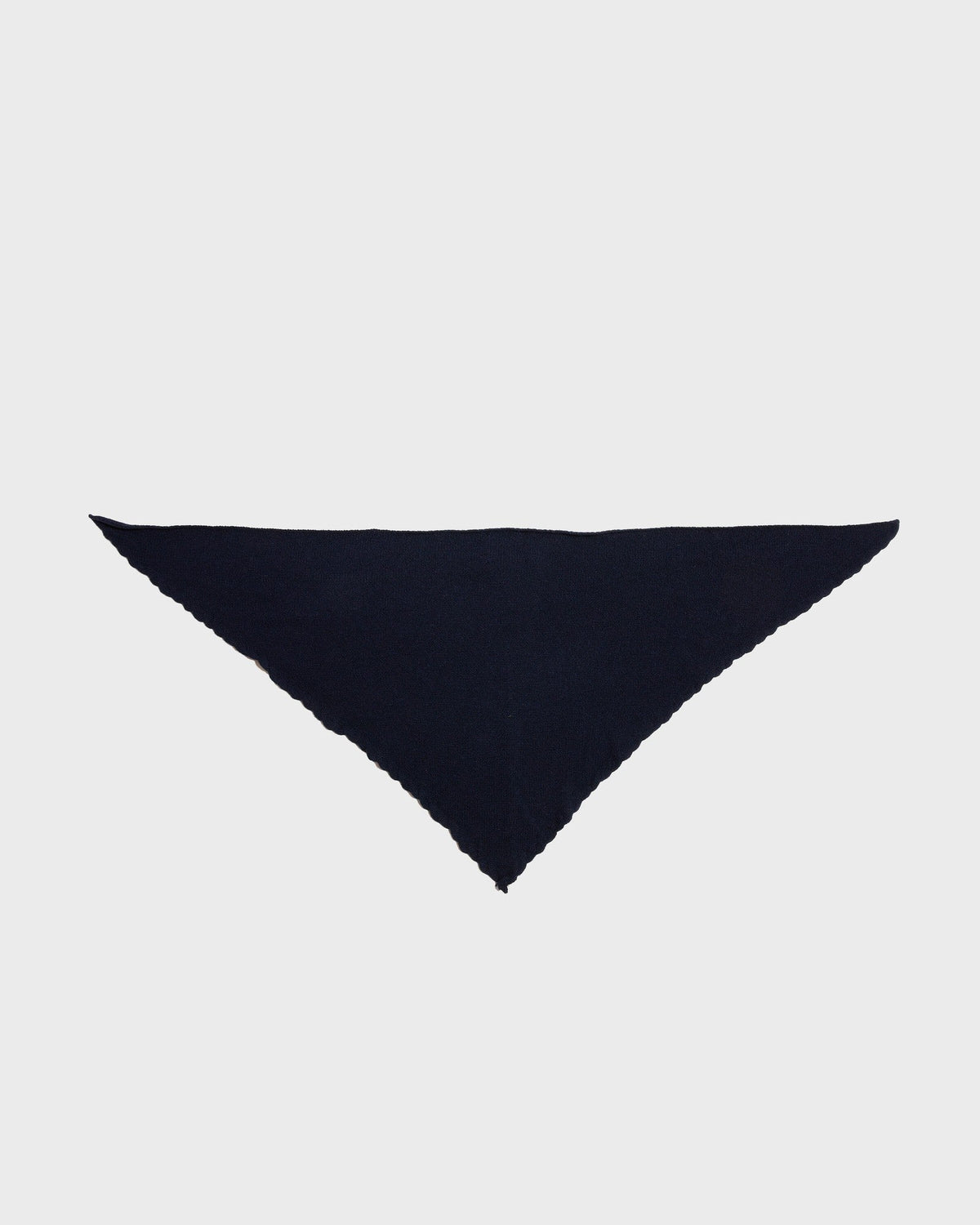 Foulard ELYSSA marine en laine et cachemire, présenté à plat en triangle, CHEZ NOUS