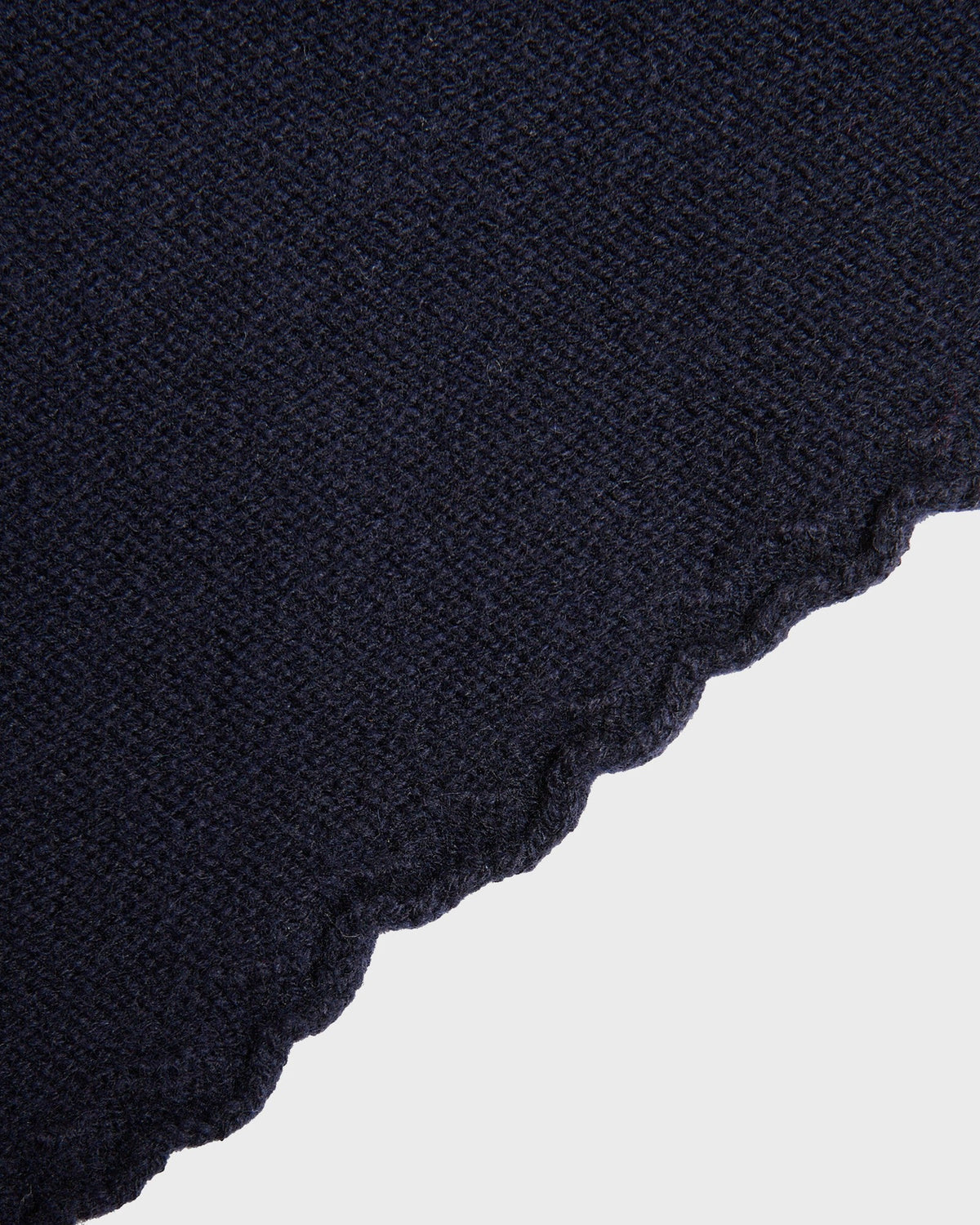 Foulard ELYSSA marine, détail du bord festonné, CHEZ NOUS