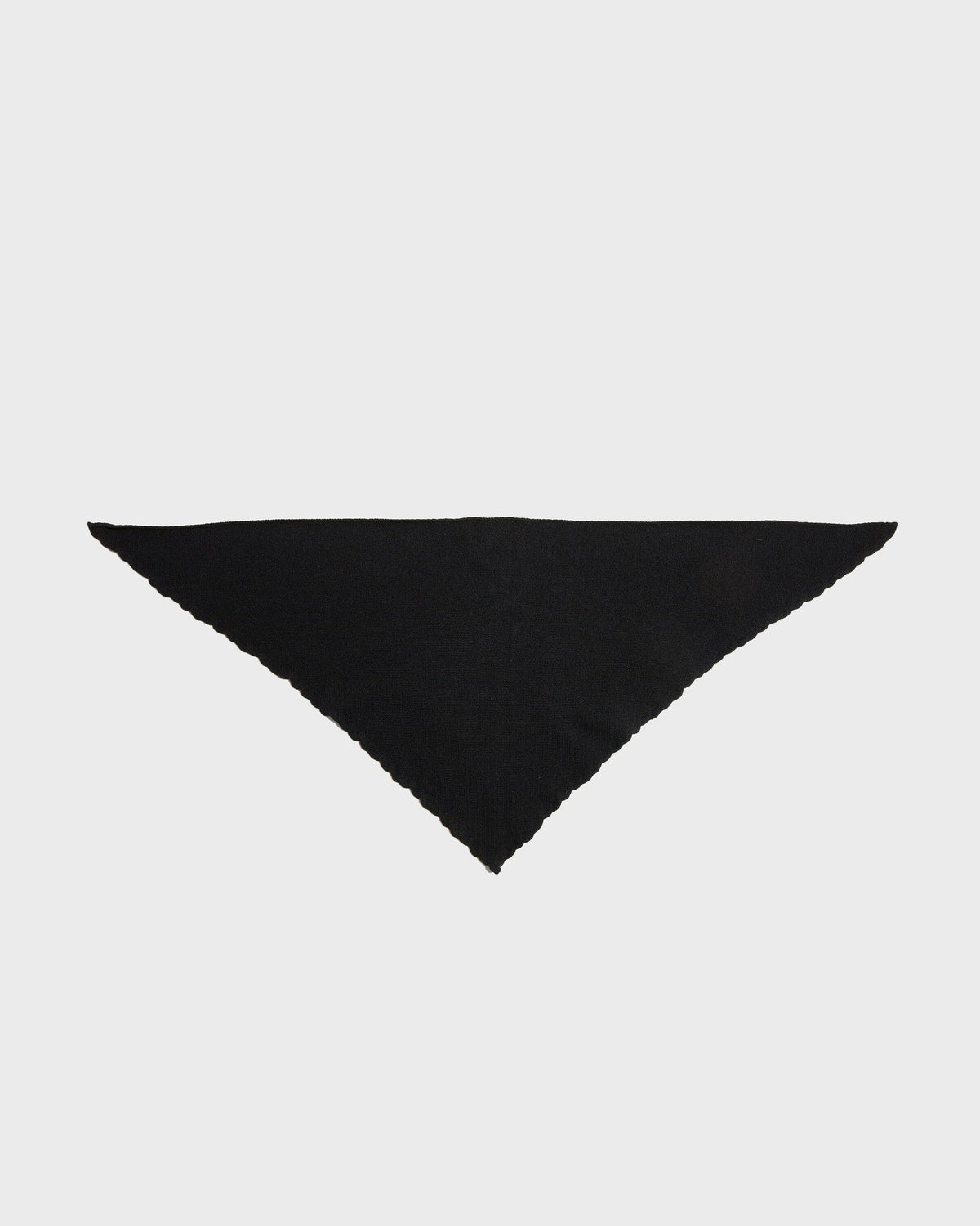 Foulard ELYSSA noir en laine et cachemire, présenté à plat en triangle, CHEZ NOUS