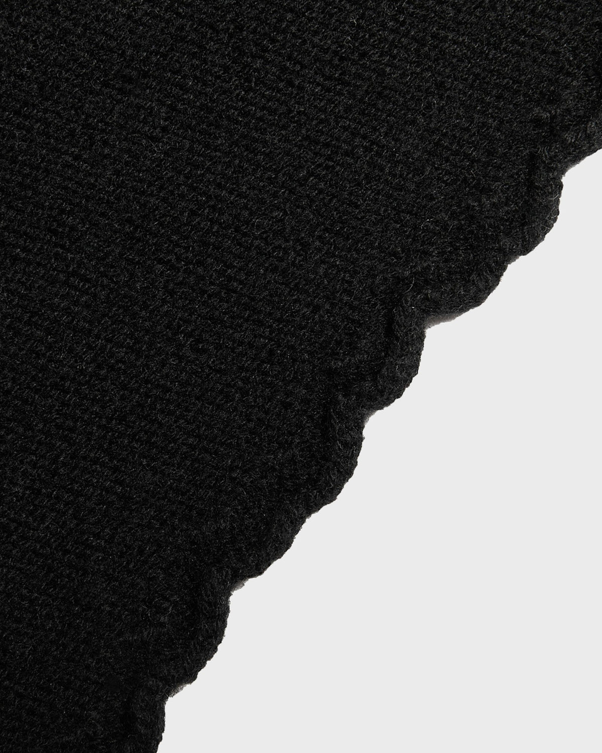 Foulard ELYSSA noir, détail du bord festonné, CHEZ NOUS