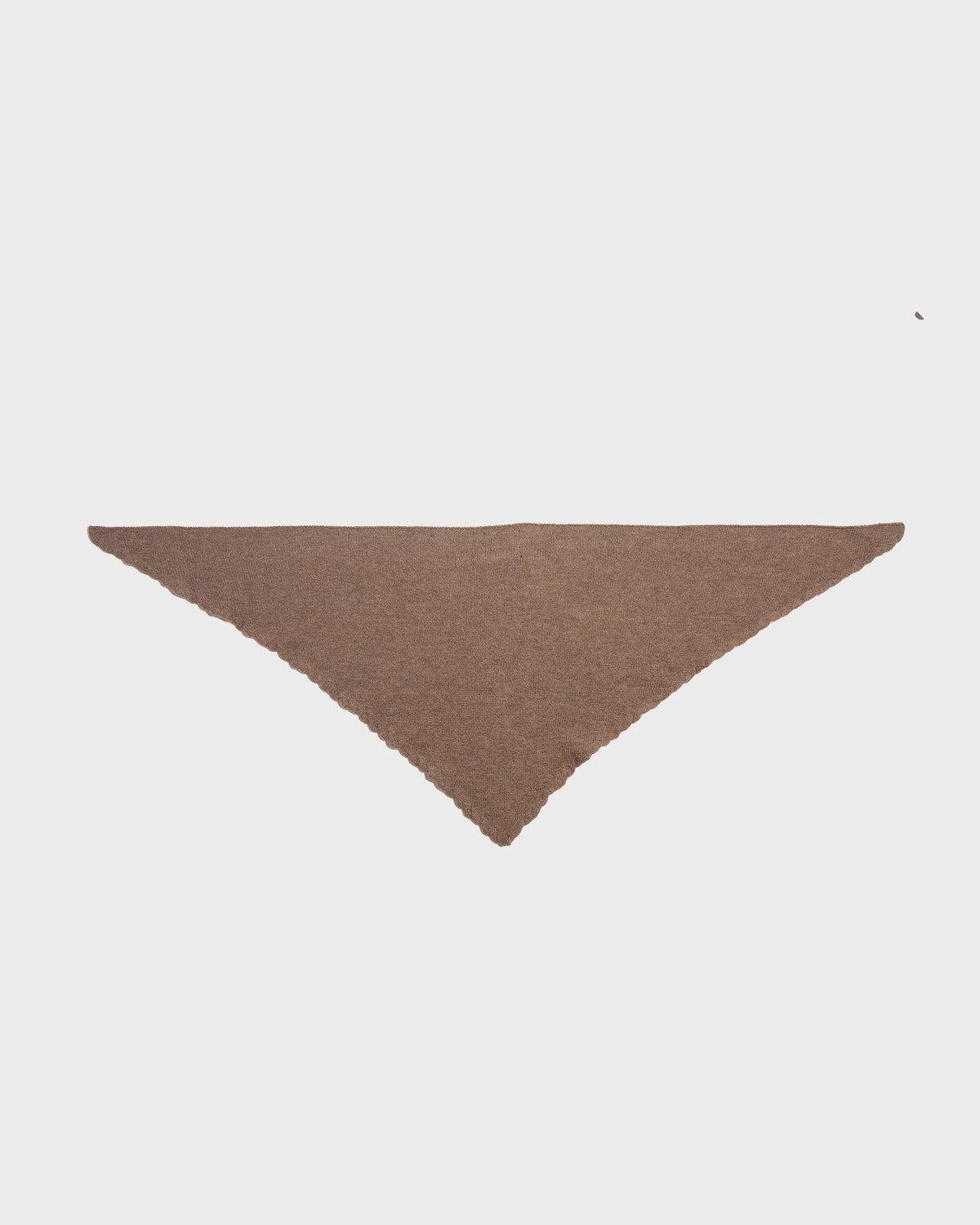 Foulard ELYSSA taupe en laine et cachemire, présenté à plat en triangle, CHEZ NOUS