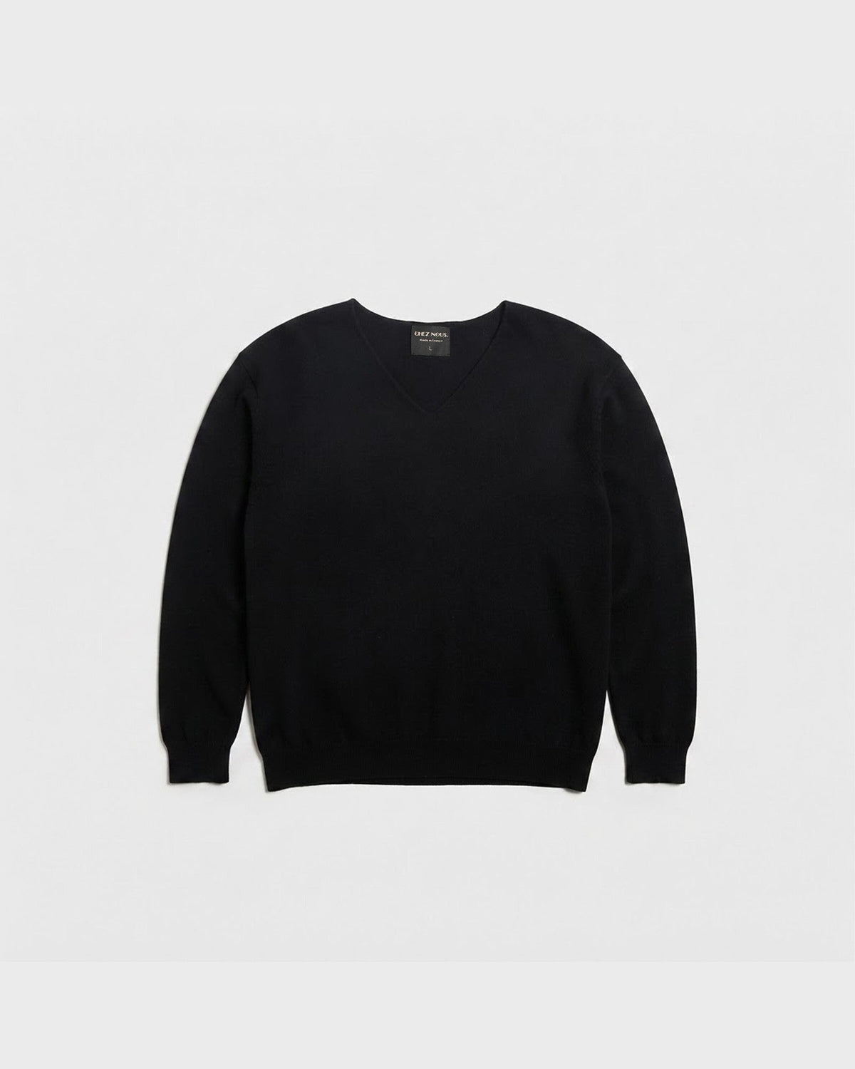 Pull col V SALAMBO noir en laine et cachemire, vu de face, CHEZ NOUS