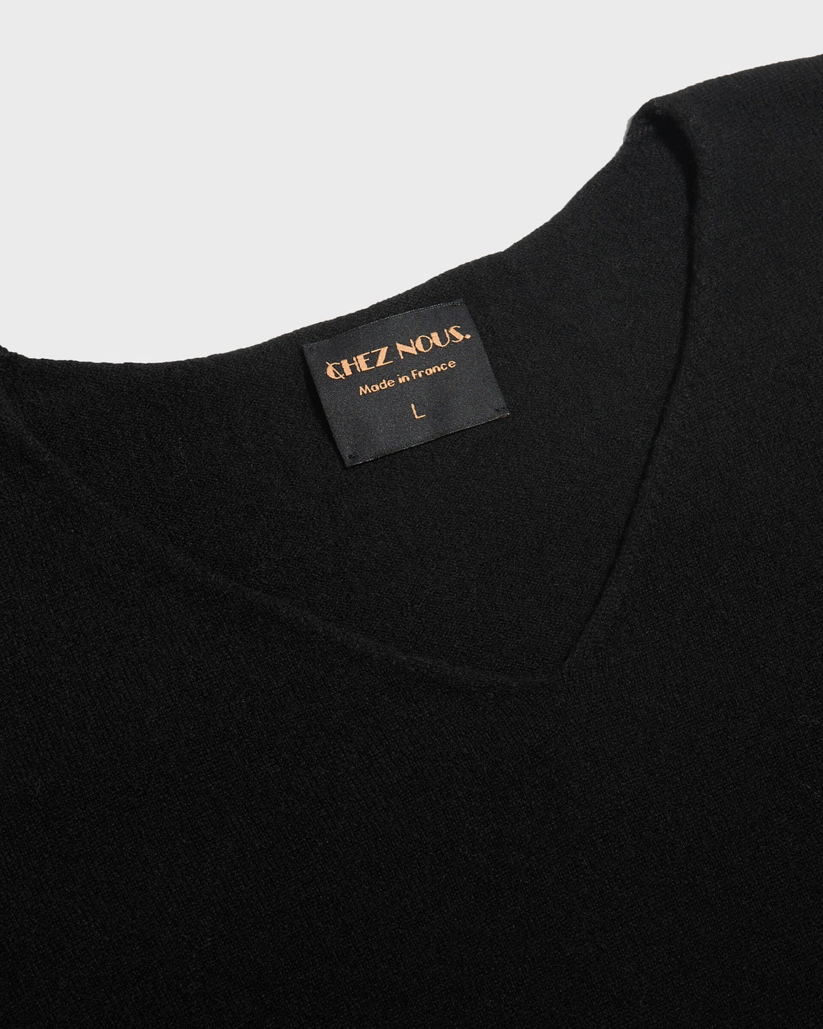 Pull col V SALAMBO noir, détail de l'encolure en V, CHEZ NOUS