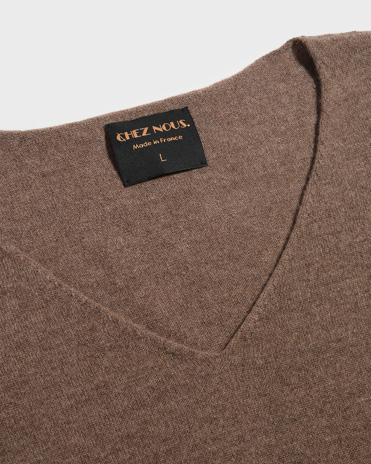 Pull col V SALAMBO taupe, détail de l'encolure en V, CHEZ NOUS