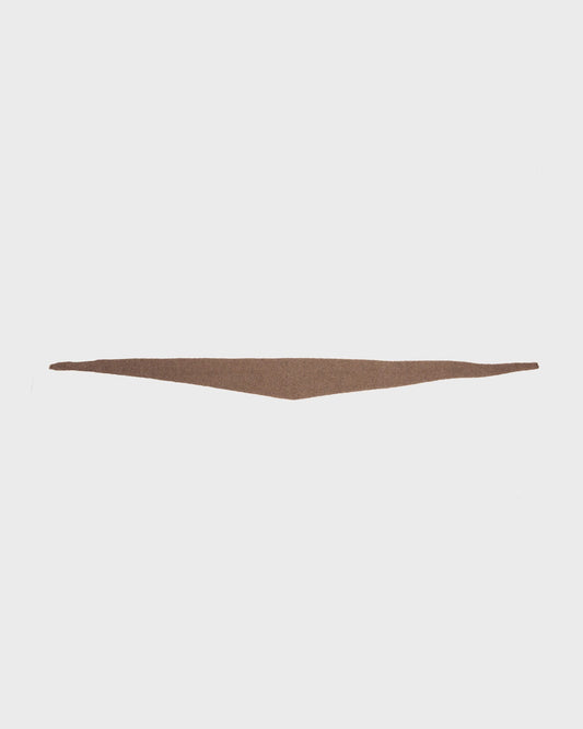 Écharpe triangle TANIT taupe en maille, présentée à plat, CHEZ NOUS