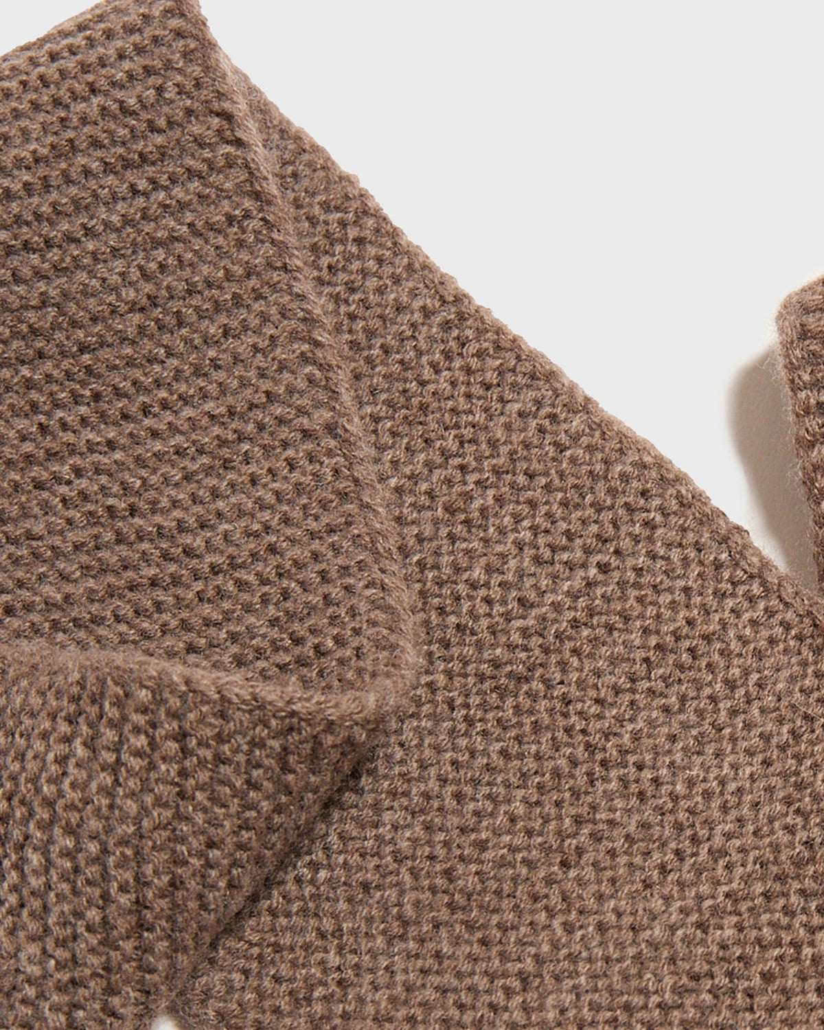 Écharpe triangle TANIT taupe, détail de la maille et de la pointe, CHEZ NOUS