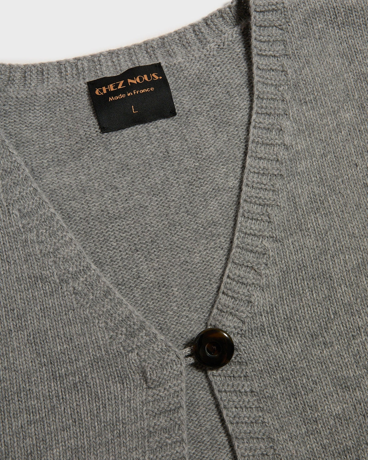 Gilet sans manches UTICA gris, détail du bouton et de l'encolure en V, CHEZ NOUS