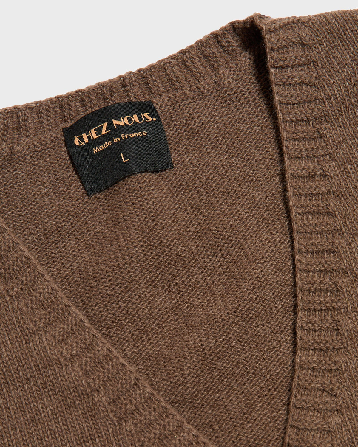 Gilet sans manches UTICA taupe, détail du bouton et de l'encolure en V, CHEZ NOUS